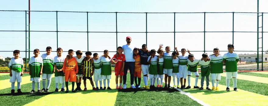 Çocuklarımız Derince'deki halı sahada futbol kurslarına devam ediyor