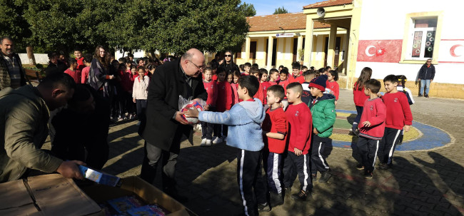 Başkanımız Dr. Hamit Bakırcı’dan bölge ilkokullarına yeni yıl ziyareti