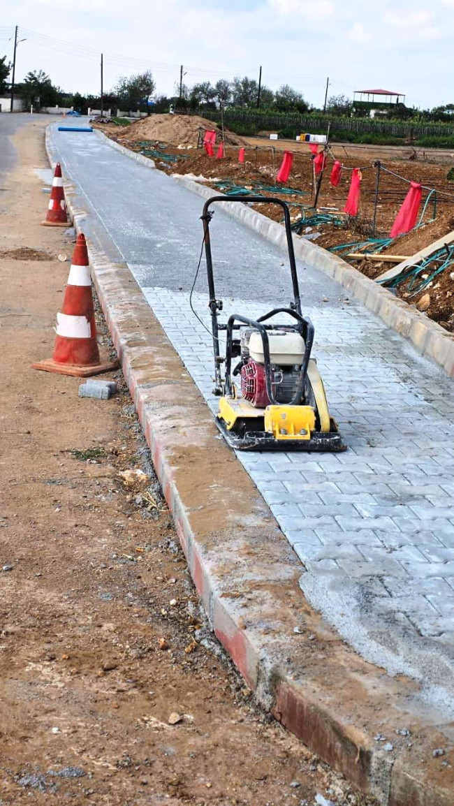 Derince K&ouml;y&uuml;m&uuml;zde altyapı ve &ccedil;evre d&uuml;zenleme &ccedil;alışmaları s&uuml;r&uuml;yor