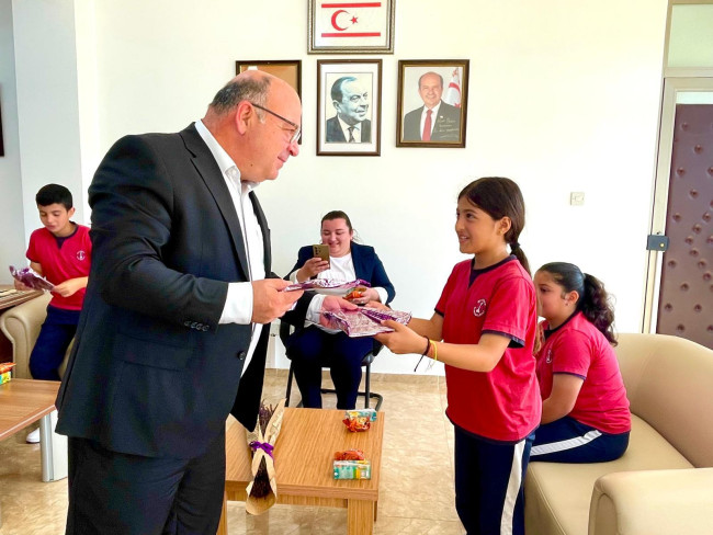 Atatürk çocukları, gelecek sizlersiniz!